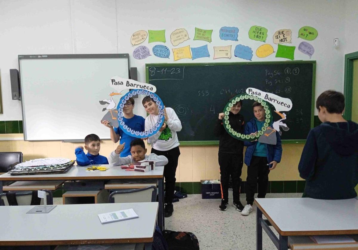 La cigüeña Barrueca con sus juegos da a conocer los Barruecos