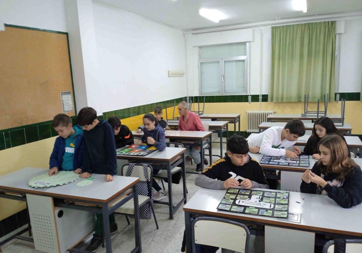 Imagen principal - La cigüeña Barrueca con sus juegos da a conocer los Barruecos