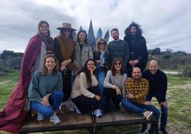 El grupo de influencers se fotografió en el Trono de Hierro situado en Los Barruecos.