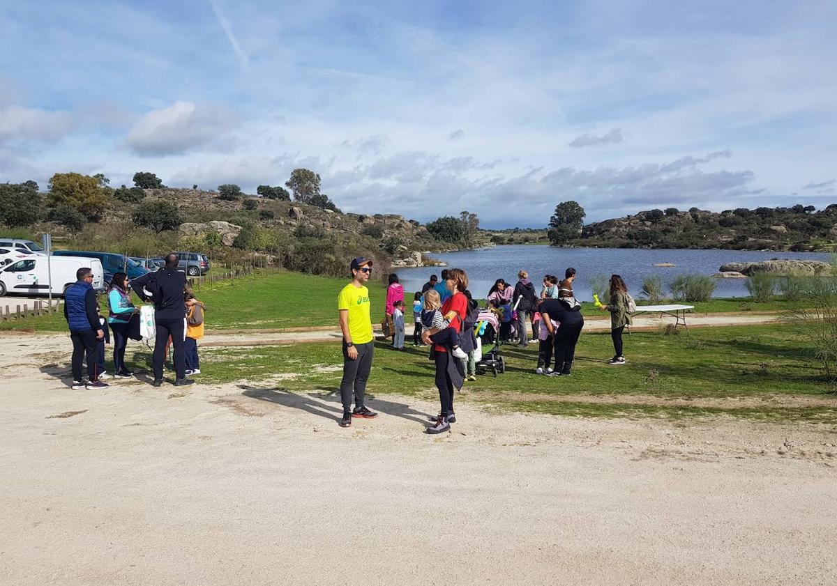 Imagen principal - Paseo y talleres en una jornada familiar