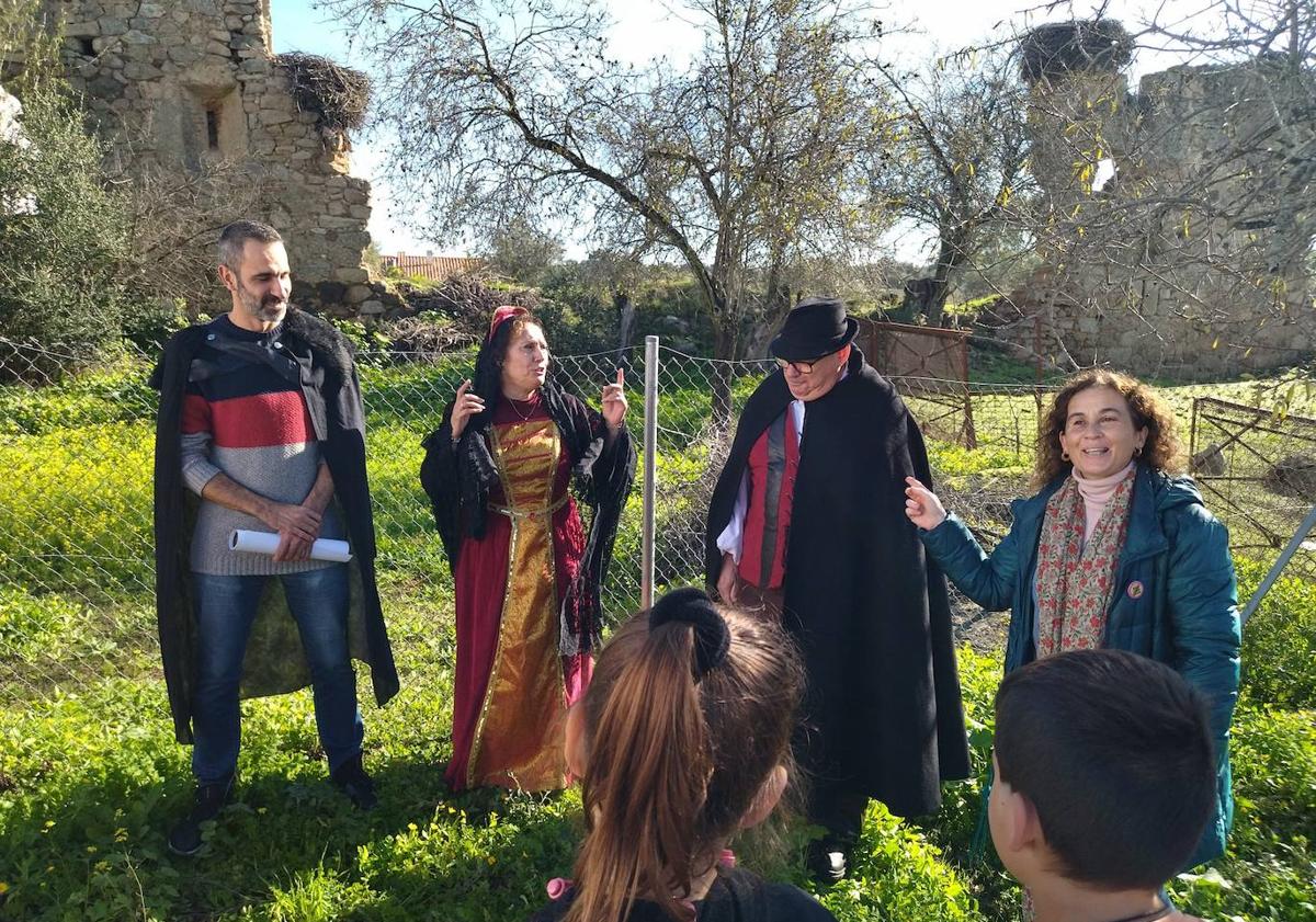 Imagen principal - Alumnos de Los Arcos conocen la leyenda de &#039;Las 3 casas de la Malapartida&#039;
