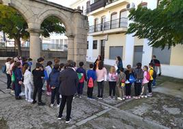 Alumnos de Los Arcos conocen la leyenda de 'Las 3 casas de la Malapartida'