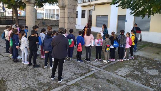 Alumnos de Los Arcos conocen la leyenda de 'Las 3 casas de la Malapartida'