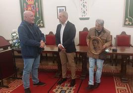 Recepción por parte del alcalde en el Salón de Plenos y donación del cuadro.