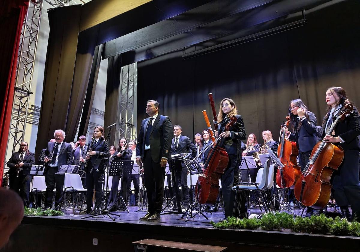 Imagen principal - Gran asistencia al concierto de la Banda Sinfónica Provincial de Cáceres