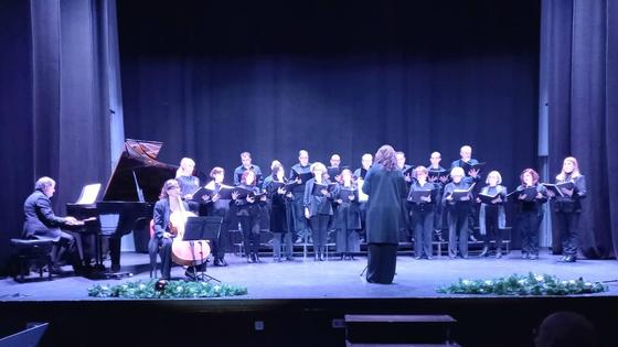 El Coro Isaac Albéniz deleitó a los malpartideños con el concierto 'Versos sobre el pentagrama'