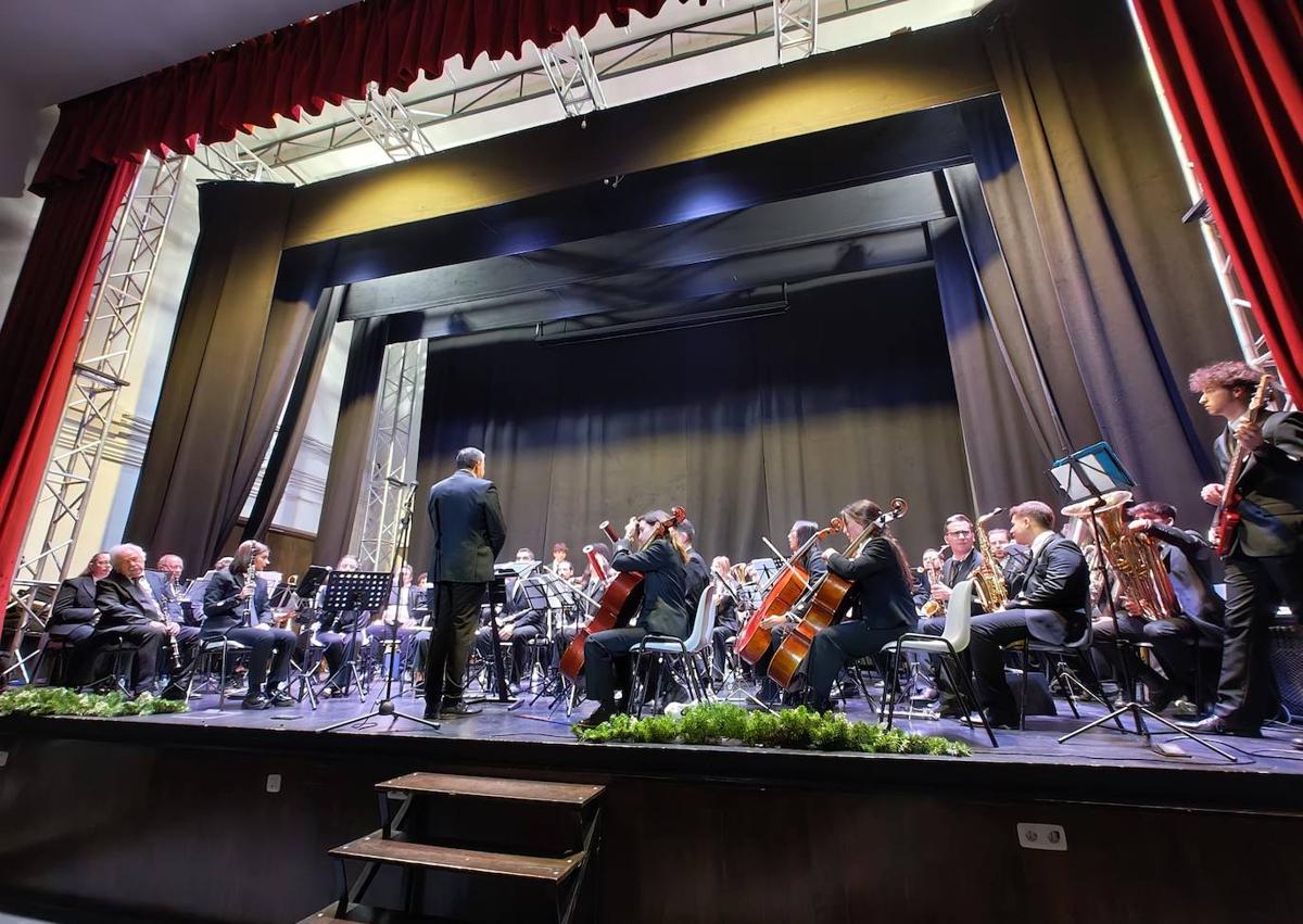 Imagen secundaria 1 - Gran asistencia al concierto de la Banda Sinfónica Provincial de Cáceres