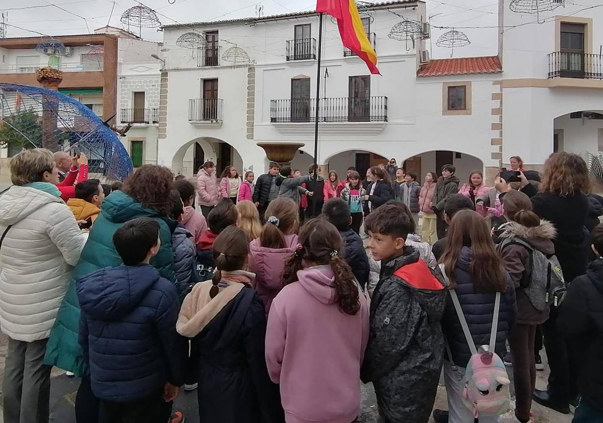 Imagen principal - El Ayuntamiento abre sus puertas a los escolares del colegio Los Arcos