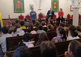 Visita de los escolares al Salón de Plenos.