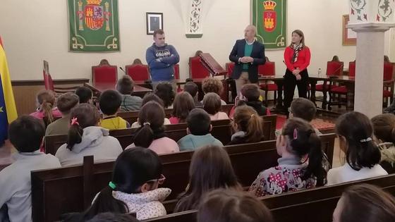 El Ayuntamiento abre sus puertas a los escolares del colegio Los Arcos