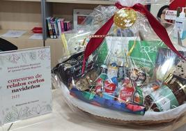 La biblioteca expone la cesta para el Concurso de Relatos Cortos Navideños