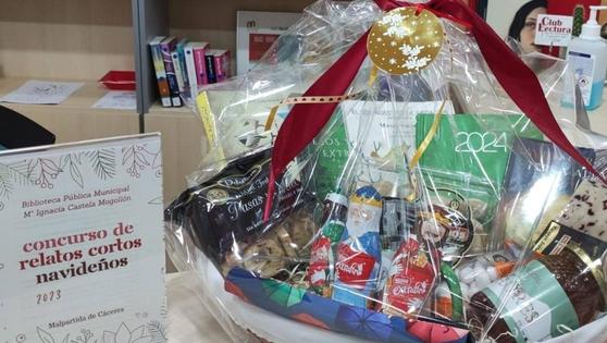 La biblioteca expone la cesta para el Concurso de Relatos Cortos Navideños