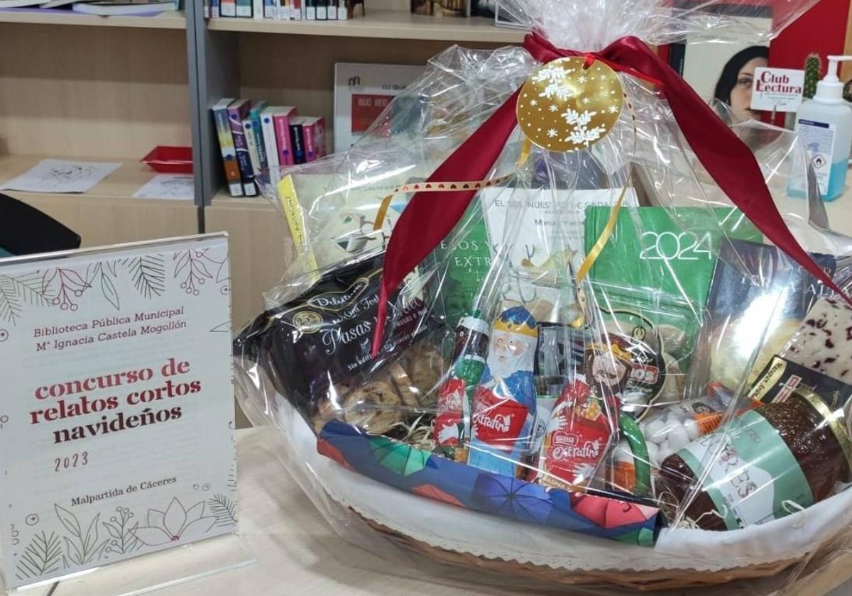 La biblioteca expone la cesta para el Concurso de Relatos Cortos Navideños