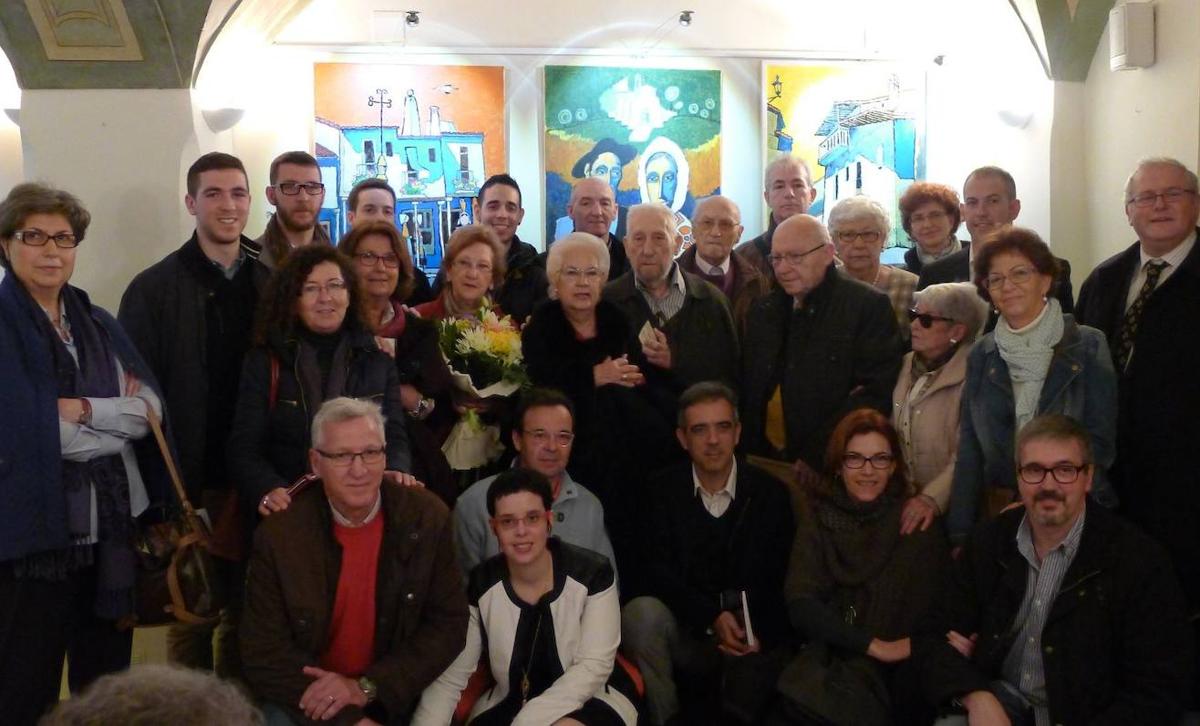 Algunos miembros y allegados de la familia Arias Crespo reunidos en Malpartida con ocasión del homenaje realizado por el Ayuntamiento a Ángel Arias Crespo con motivo de su exposición en Casa Bernabé. Archivo JAAG