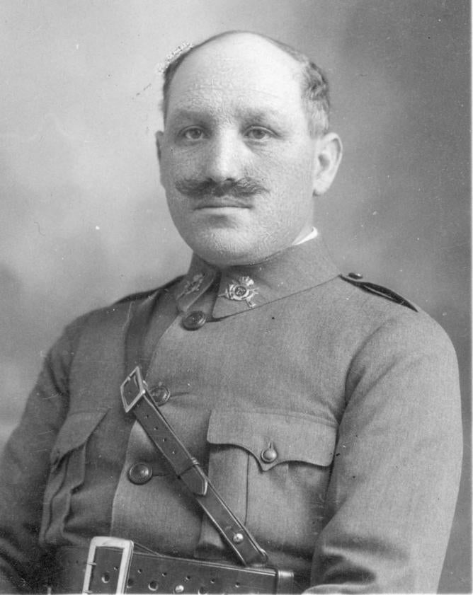 Imagen principal - Don Manuel Arias López, militar, alcalde de Malpartida entre 1934 y 1935. Cortesía de la familia Arias Crespo. Archivo JAAG
