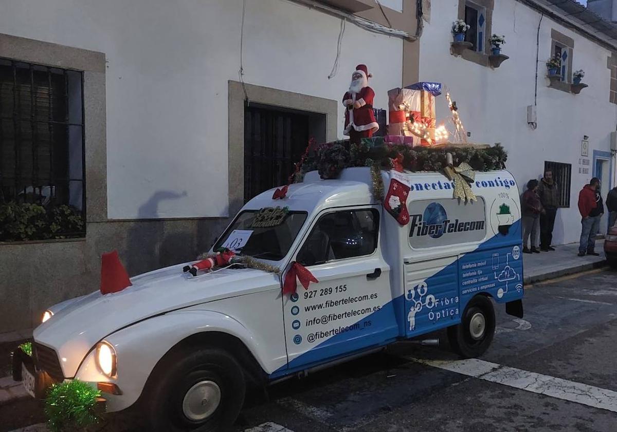 Imagen principal - Algunos de los ganadores y coches premiados.