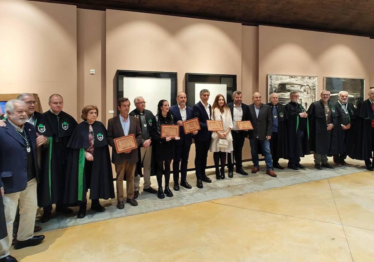 Imagen principal - Arriba, entrega de premios. Debajo, Alfredo Aguilera, alcalde de Malpartida de Cáceres, durante la recogida del premio.