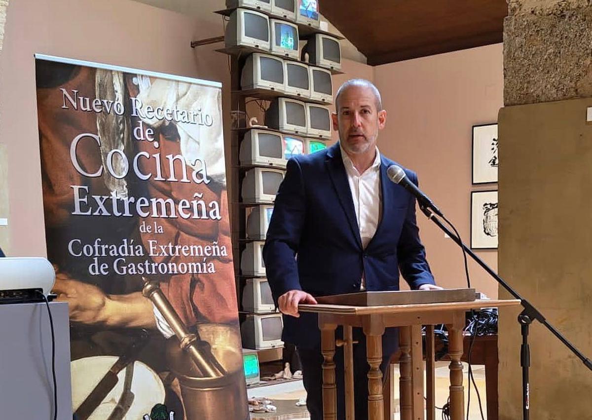 Imagen secundaria 1 - Arriba, entrega de premios. Debajo, Alfredo Aguilera, alcalde de Malpartida de Cáceres, durante la recogida del premio.