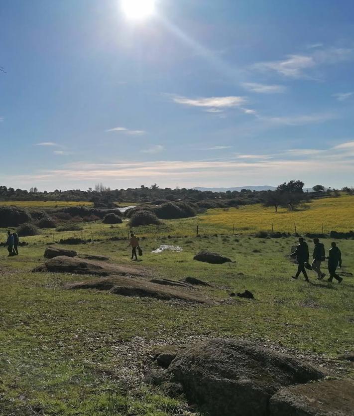 Imagen secundaria 2 - Los migrantes alojados en Malpartida recogen 38 kilos de basuraleza