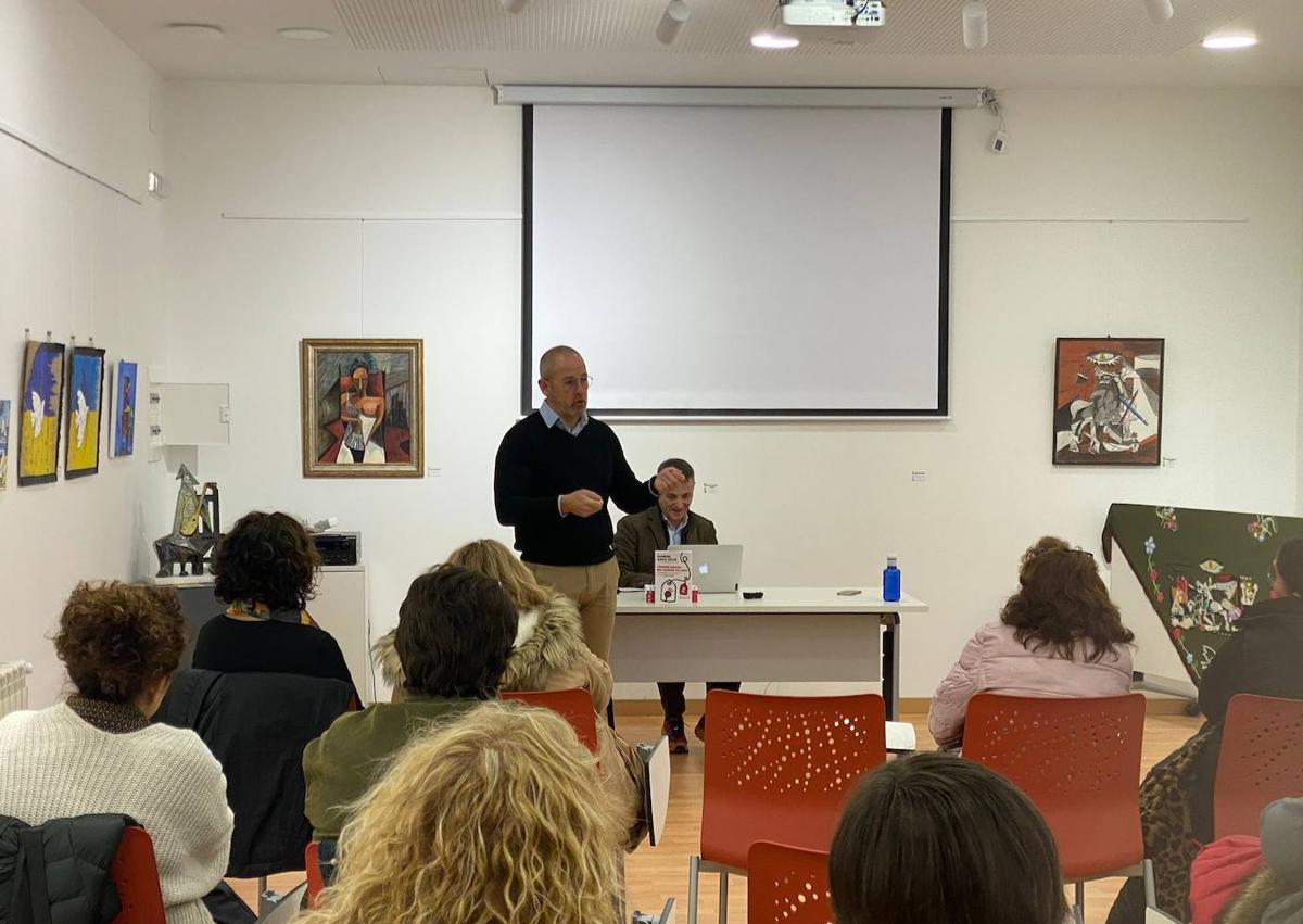 Imagen secundaria 1 - Arriba, Amat durante la conferencia. Debajo, intervención de Alfredo Aguilera, alcalde malpartideño.