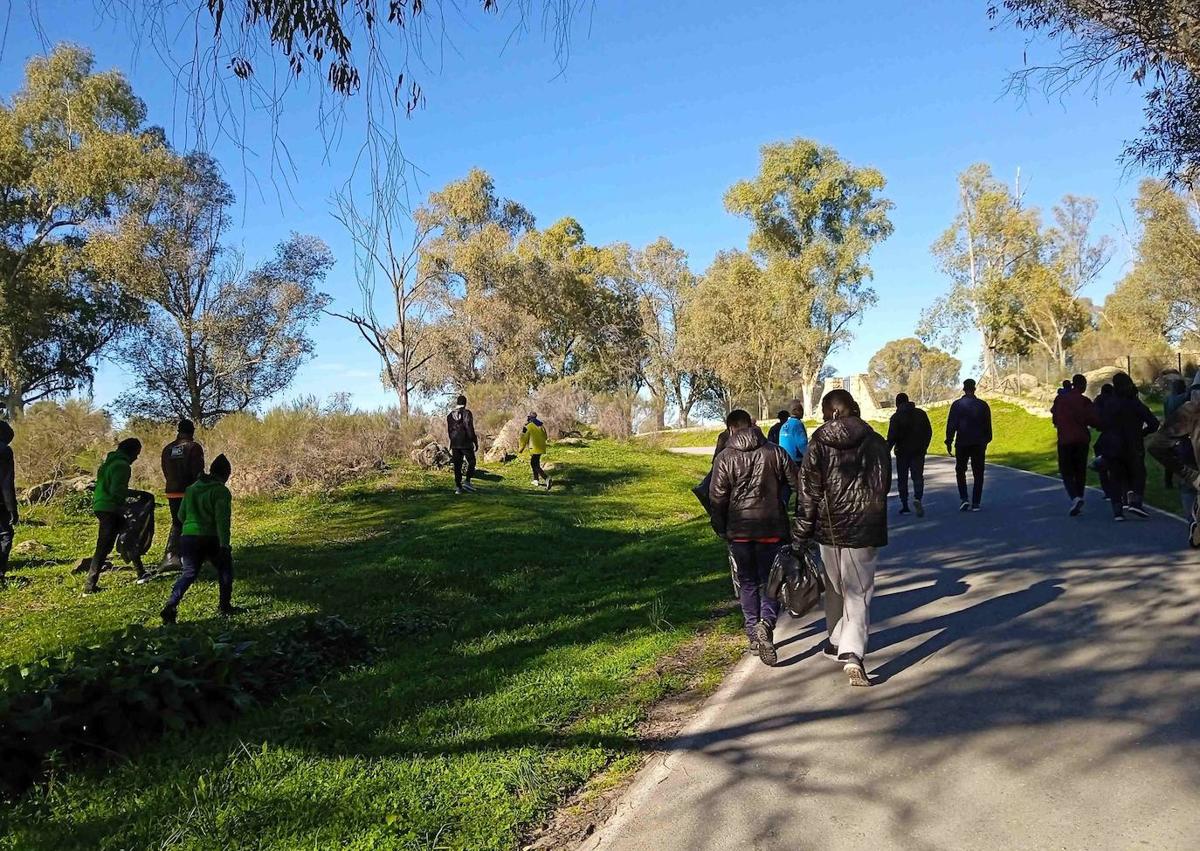 Imagen secundaria 1 - Los migrantes alojados en Malpartida recogen 38 kilos de basuraleza