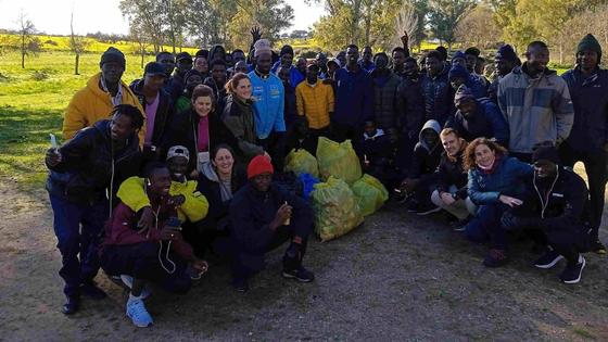 Los migrantes alojados en Malpartida recogen 38 kilos de basuraleza
