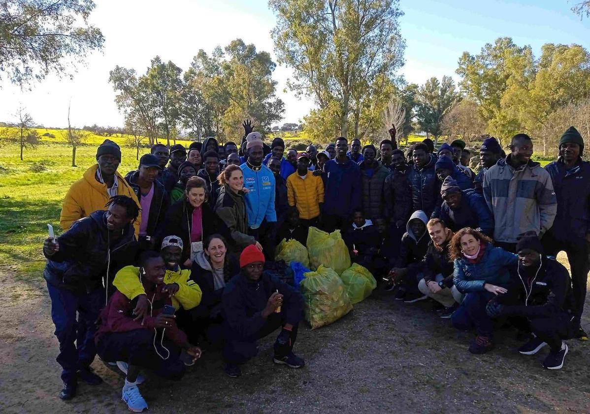 Los migrantes alojados en Malpartida recogen 38 kilos de basuraleza