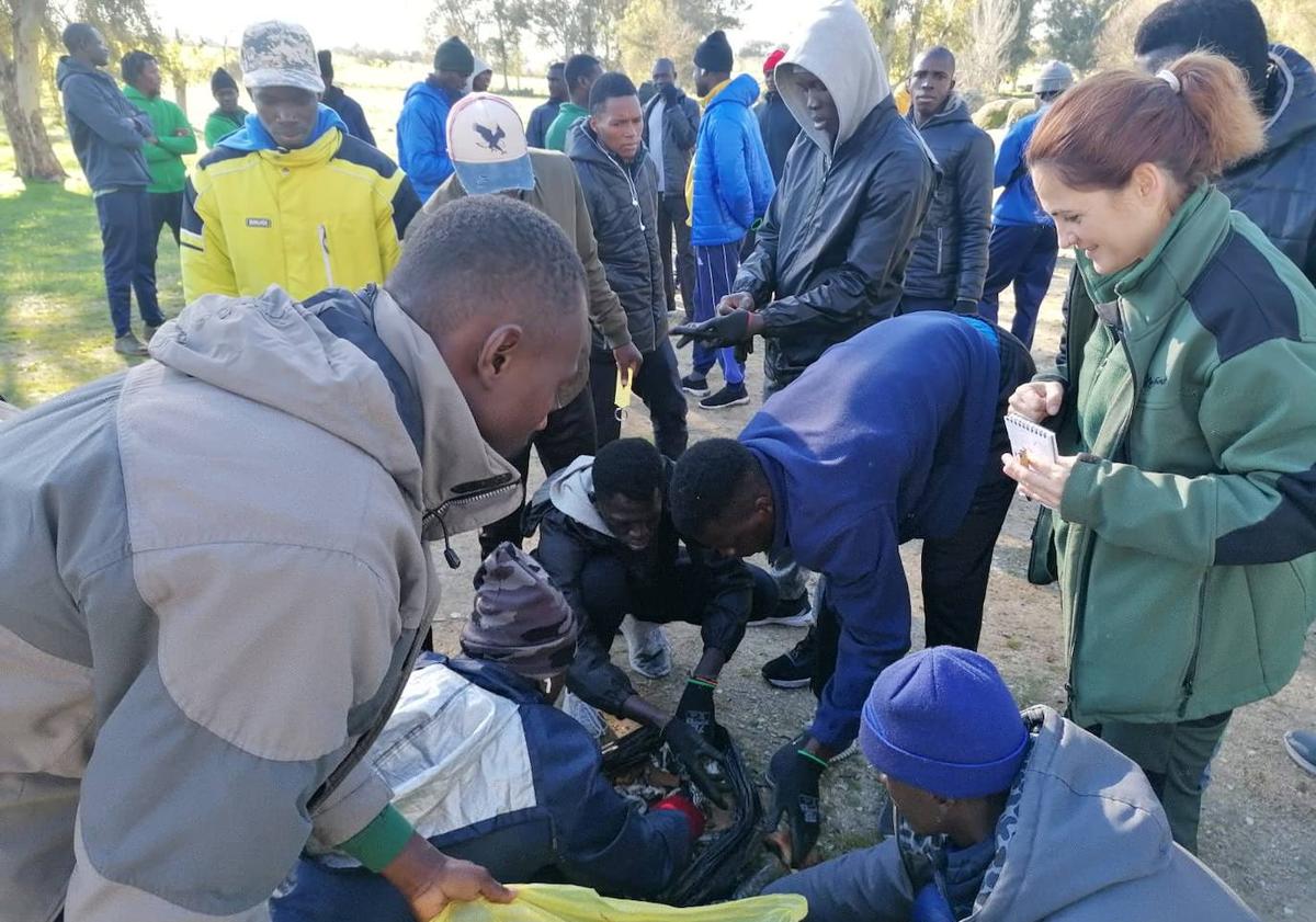 Imagen principal - Los migrantes alojados en Malpartida recogen 38 kilos de basuraleza