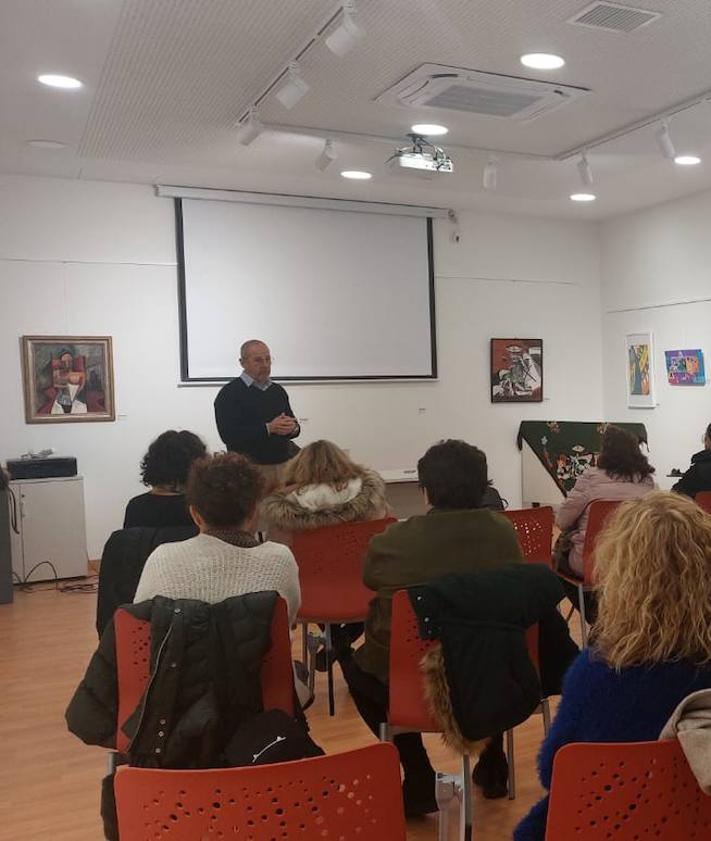 Imagen secundaria 2 - Arriba, Amat durante la conferencia. Debajo, intervención de Alfredo Aguilera, alcalde malpartideño.