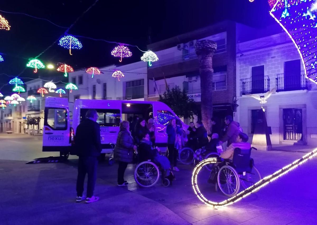 Imagen secundaria 1 - Los mayores de la residencia Santa Ana visitan el gran paraguas navideño