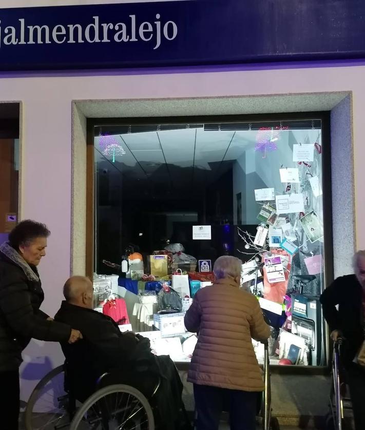 Imagen secundaria 2 - Los mayores de la residencia Santa Ana visitan el gran paraguas navideño