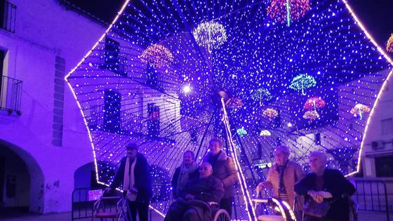 Los mayores de la residencia Santa Ana visitan el gran paraguas navideño
