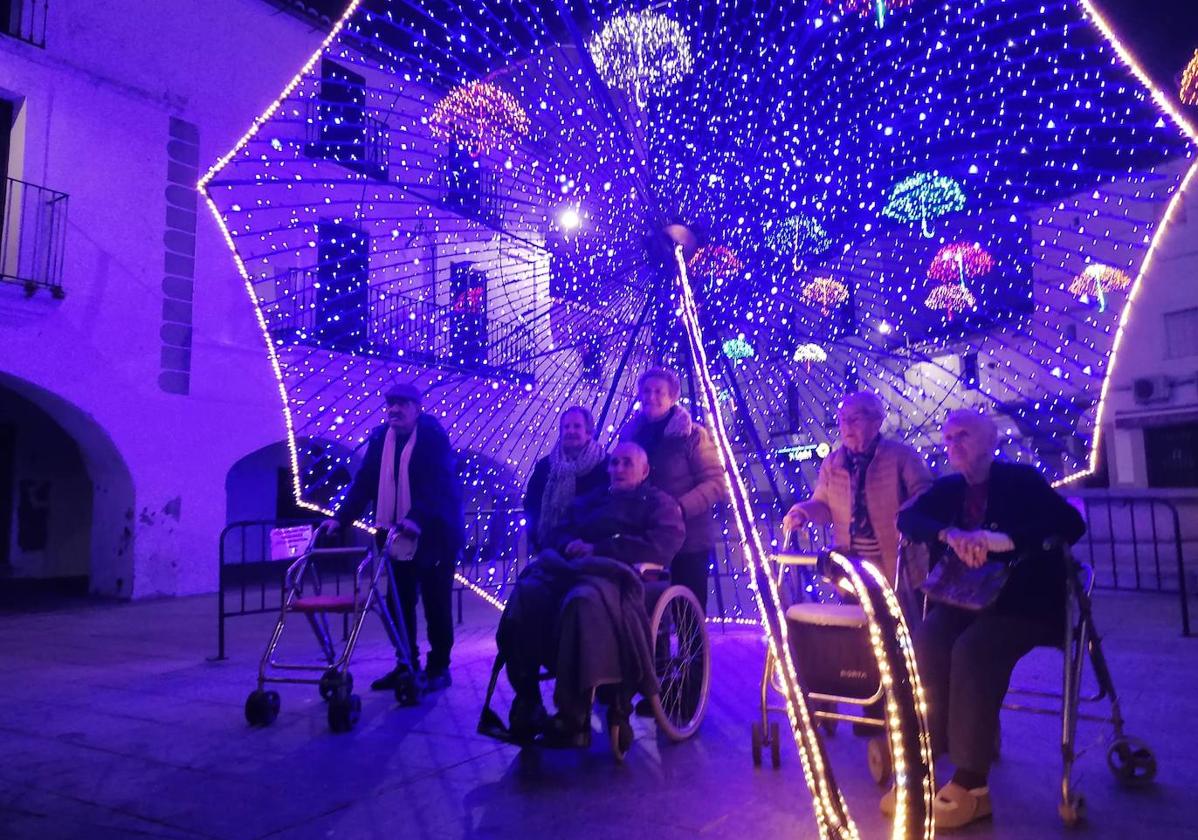 Los mayores de la residencia Santa Ana visitan el gran paraguas navideño