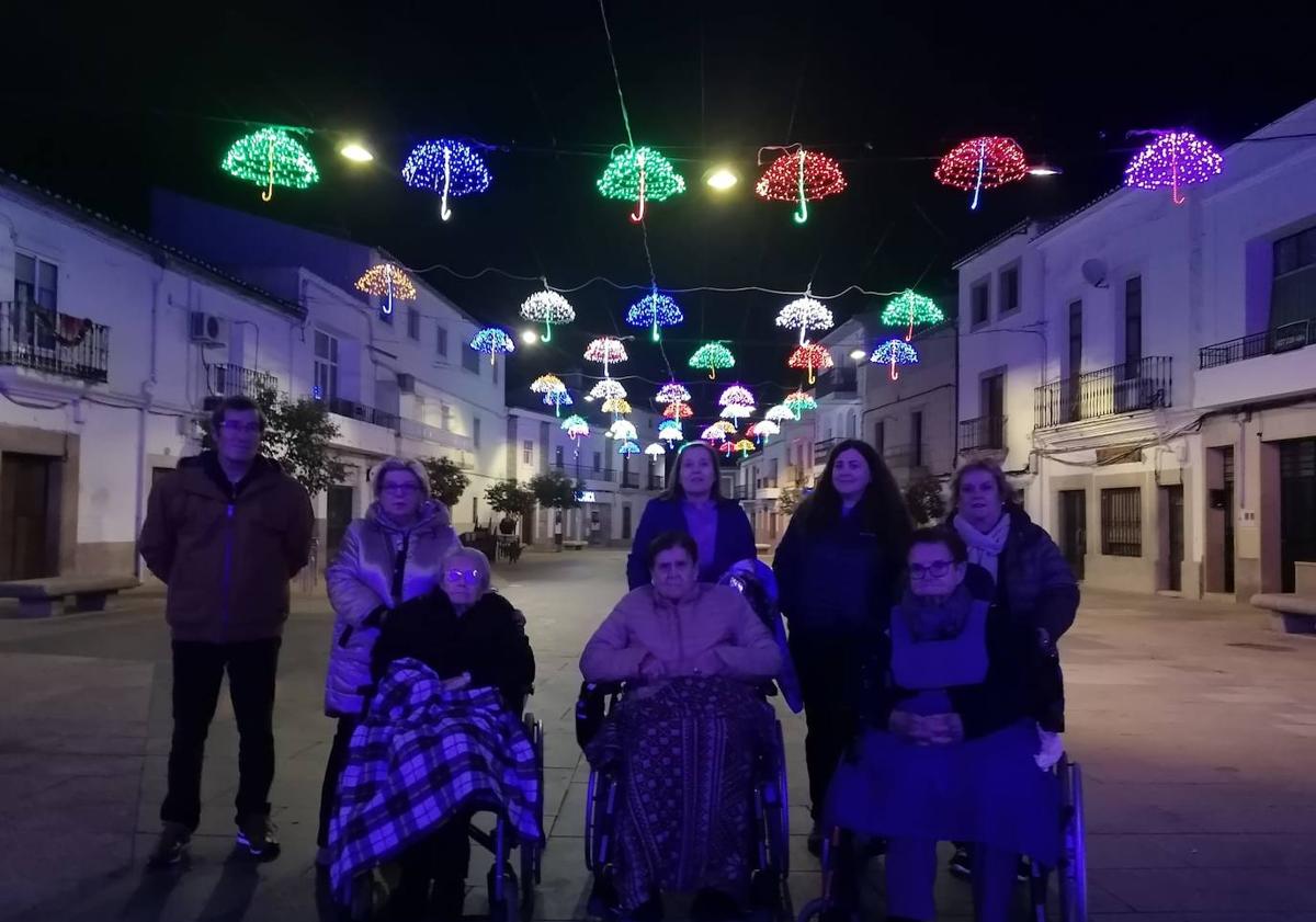Imagen principal - Los mayores de la residencia Santa Ana visitan el gran paraguas navideño