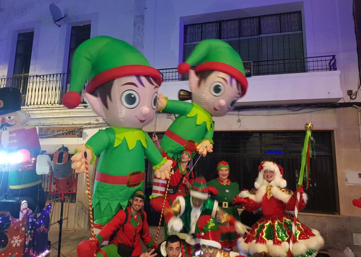 Imagen secundaria 1 - Papá Noel llevó la magia de la Navidad a Malpartida