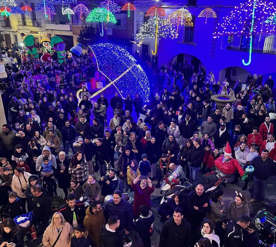 Imagen principal - Malpartida se echó a la calle para recibir a Papá Noel.