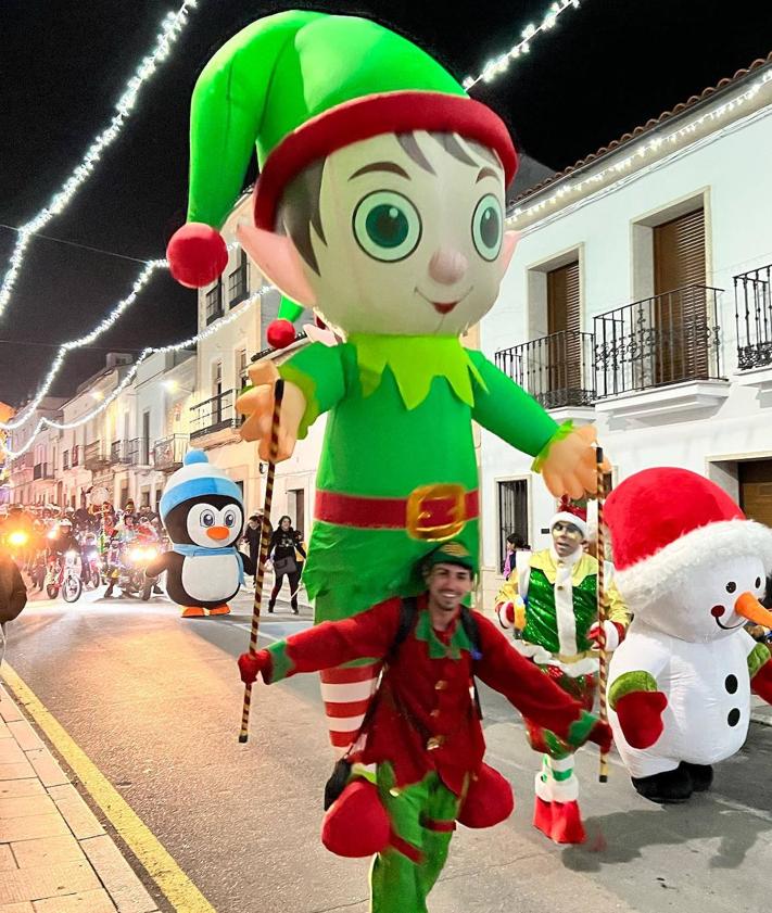 Imagen secundaria 2 - Papá Noel llevó la magia de la Navidad a Malpartida