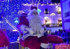Santa en su trono donde recibió a los pequeños.