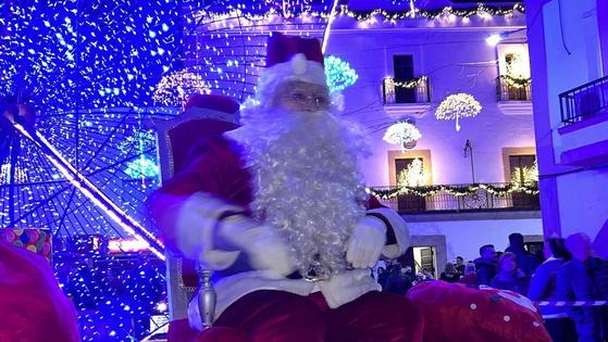 Papá Noel llevó la magia de la Navidad a Malpartida