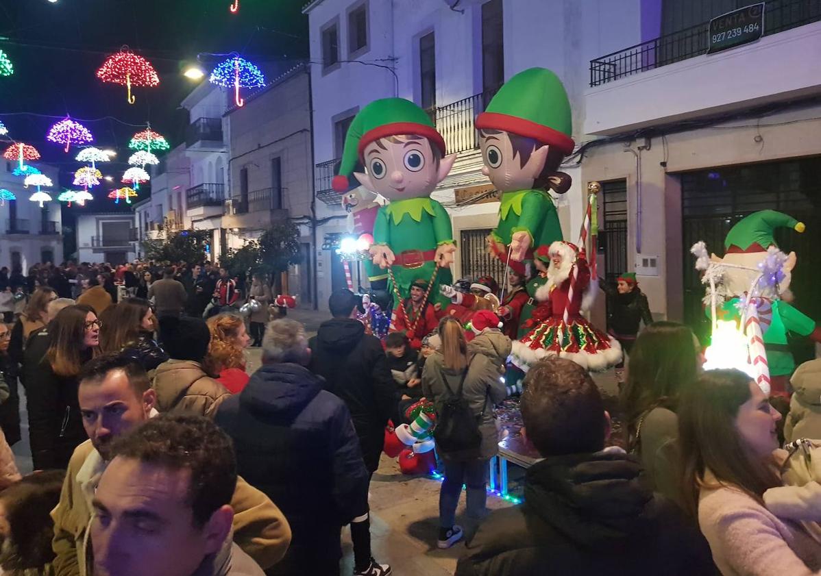 Imagen principal - Papá Noel llevó la magia de la Navidad a Malpartida