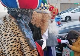 Los Magos entregando un regalo a una pequeña. Archivo.