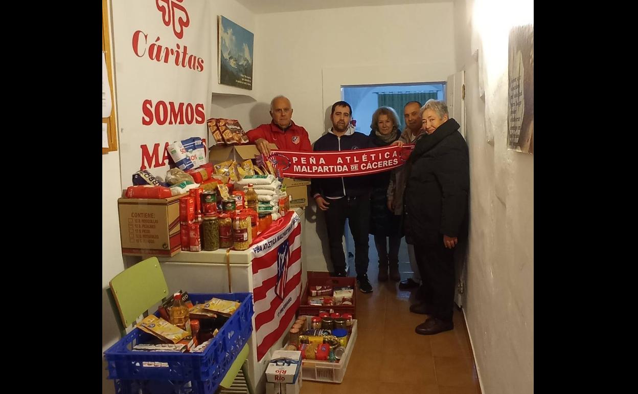 Entrega de los alimentos a Cáritas Malpartida. 