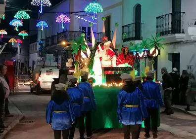 Imagen secundaria 1 - Los Reyes Magos llevaron magia e ilusión casa por casa en Malpartida de Cáceres