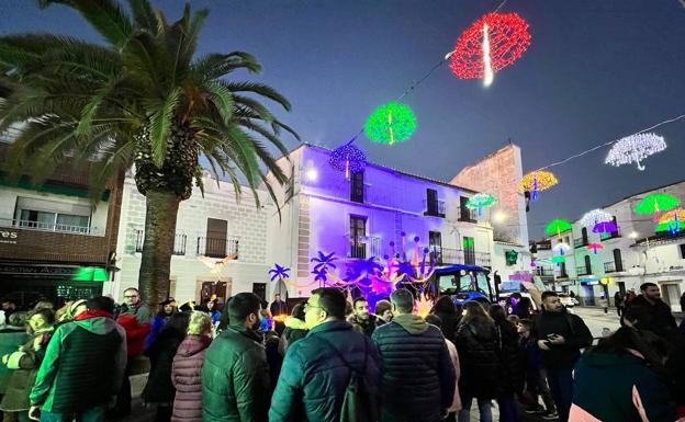 Imagen principal - Los Reyes Magos llevaron magia e ilusión casa por casa en Malpartida de Cáceres