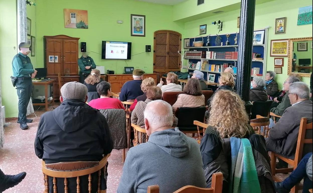 Gran asistencia a la charla de prevención de delitos en el teléfono e internet de la Guardia Civil