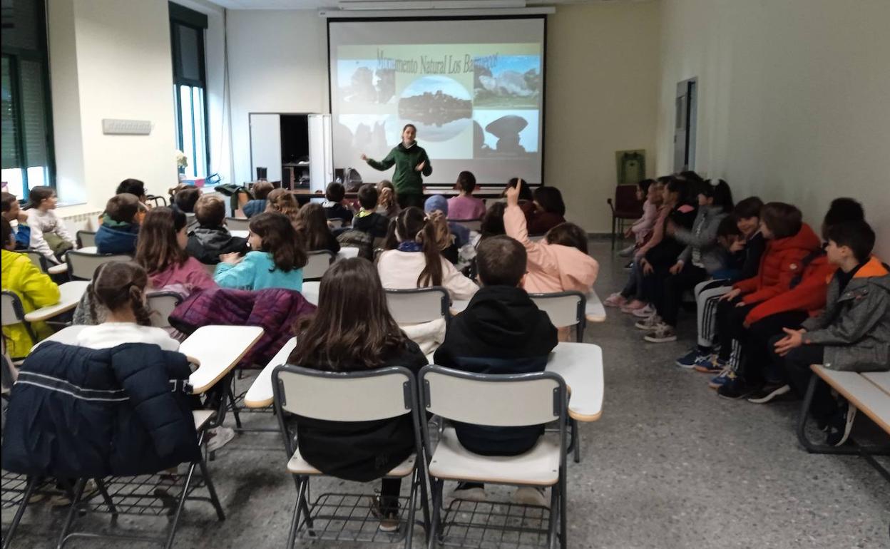 El Centro de Interpretación y el personal de incendios imparten varios talleres de prevención