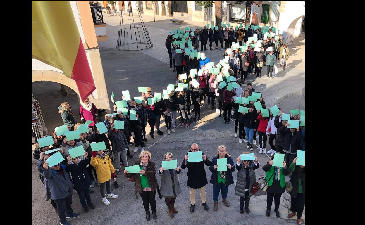 Un gran lazo humano verde conmemora el Día Mundial Contra el Cáncer en Malpartida de Cáceres