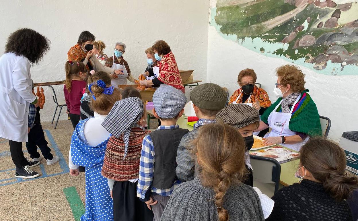 El desfile del Centro de Educación Infantil y la 'Patatera Didáctica' abren el carnaval malpartideño