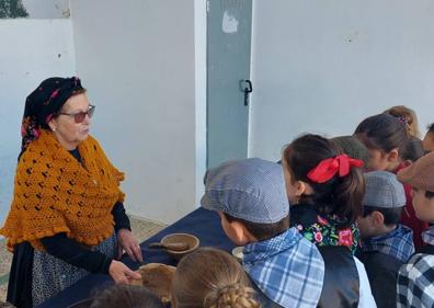 Imagen secundaria 1 - Los niños celebran la &#039;Patatera didáctica&#039;