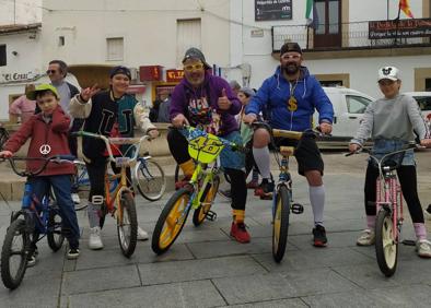 Imagen secundaria 1 - Malpartida ha disfrutado de una mañana de bicis clásicas y patatera